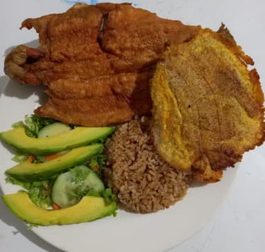Bandeja con trucha frita