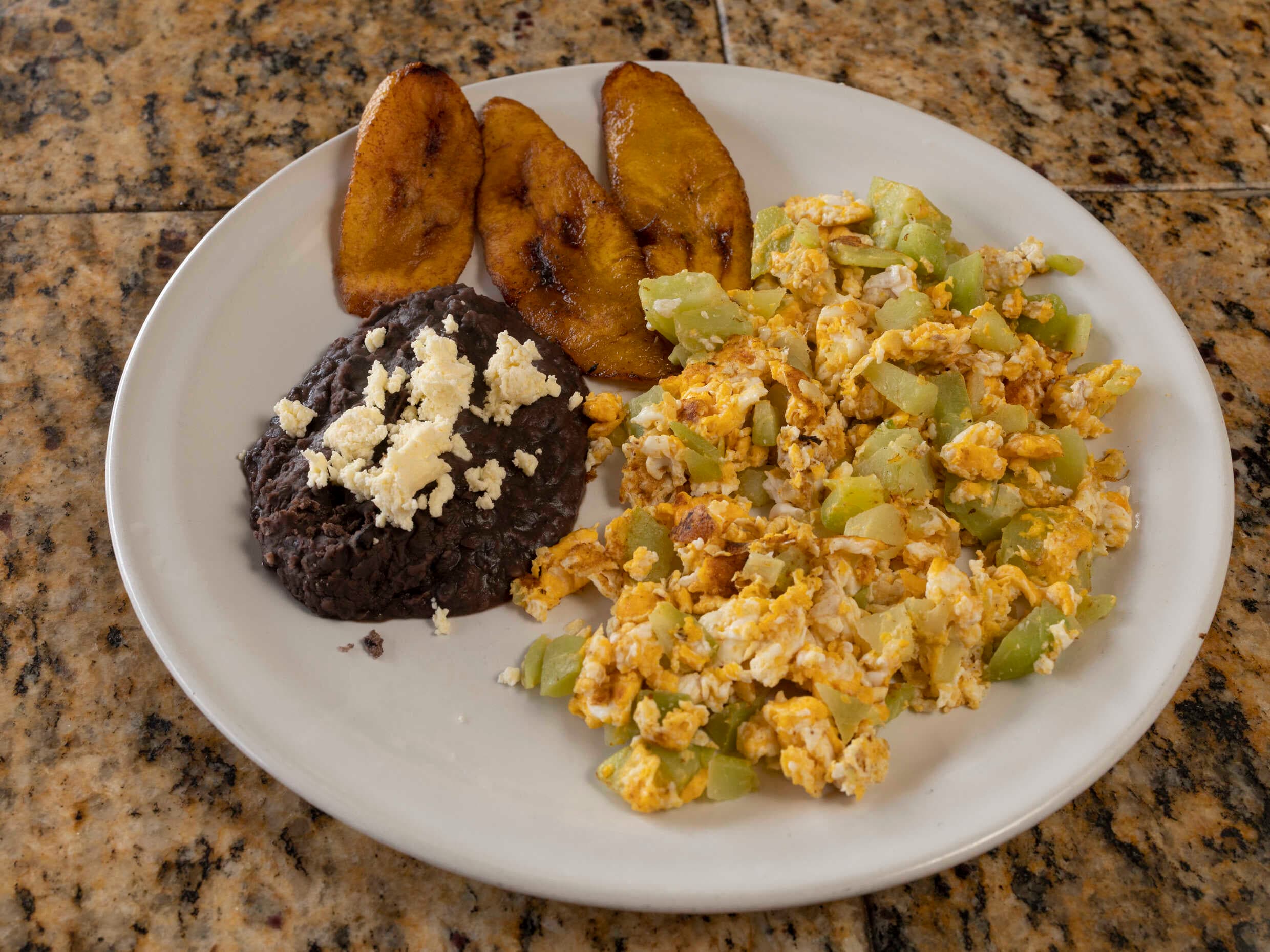 Huevos con Chayote