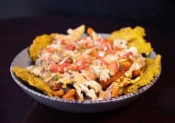 Nachos de Carne o Pollo más Té Frio