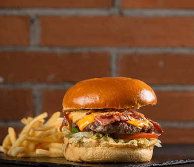 Burger cheese bacon + Papas a la francesas