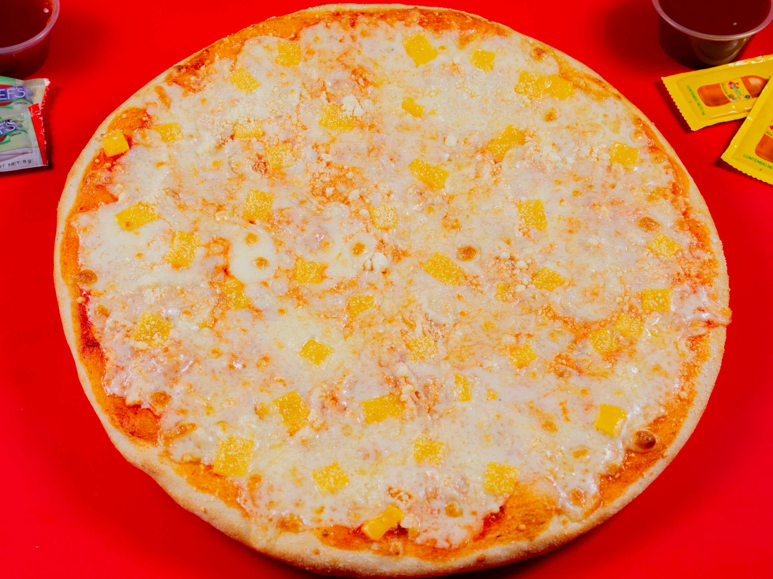 PIZZA DE SALCHICHA + PIZZA 3 QUESOS