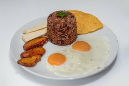 Gallo Pinto con Dos Huevos