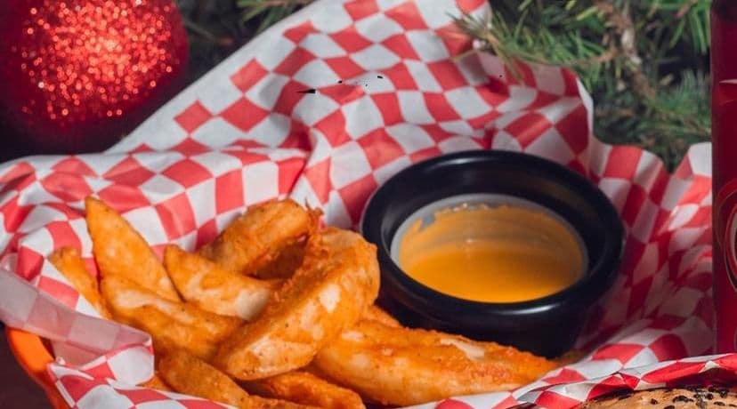 Papas gajo con aderezo cheddar