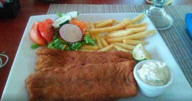 47- Filet Frito con Papas y Ensalada