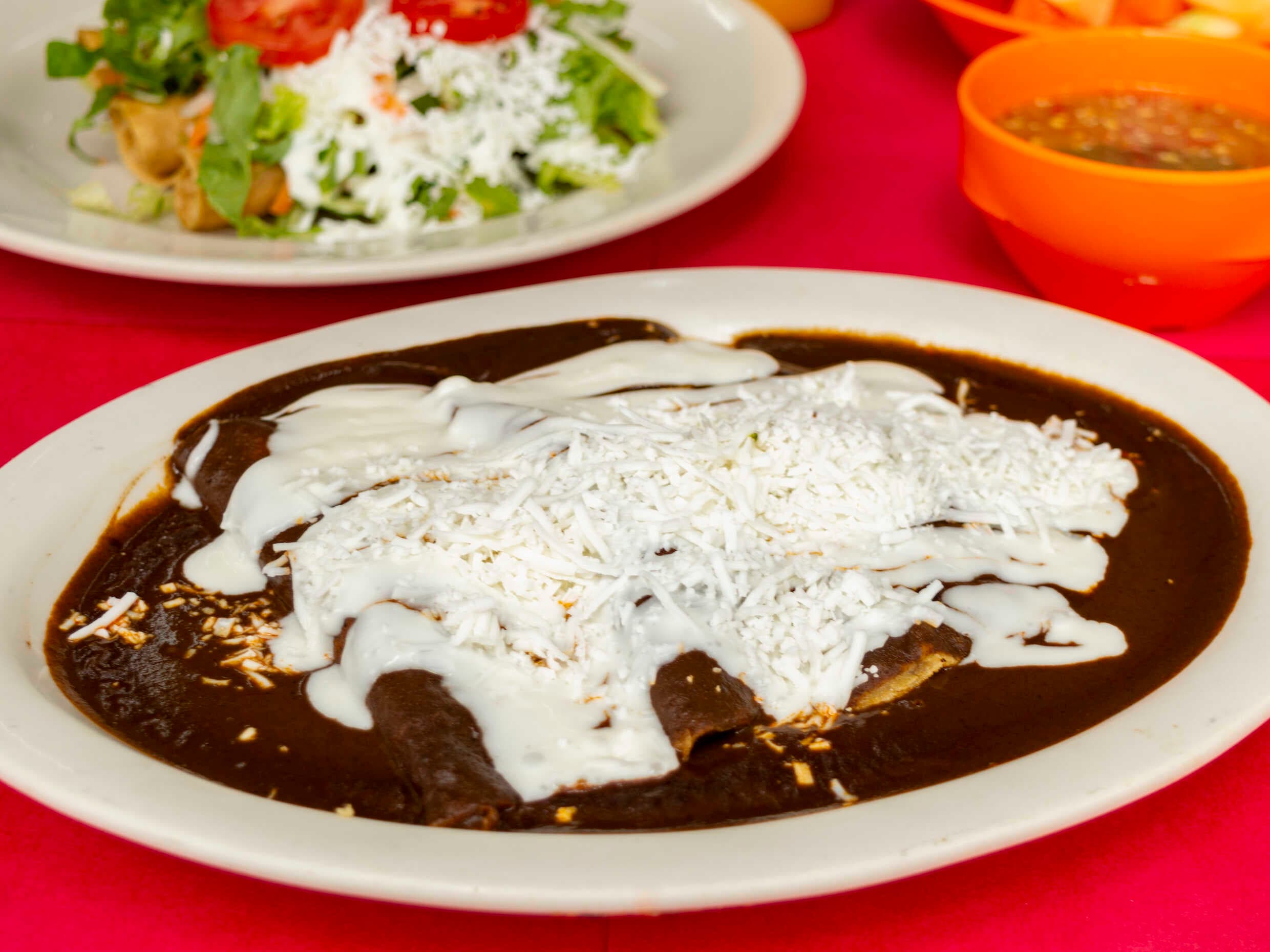 Enchiladas de Mole Poblano Comida Completa