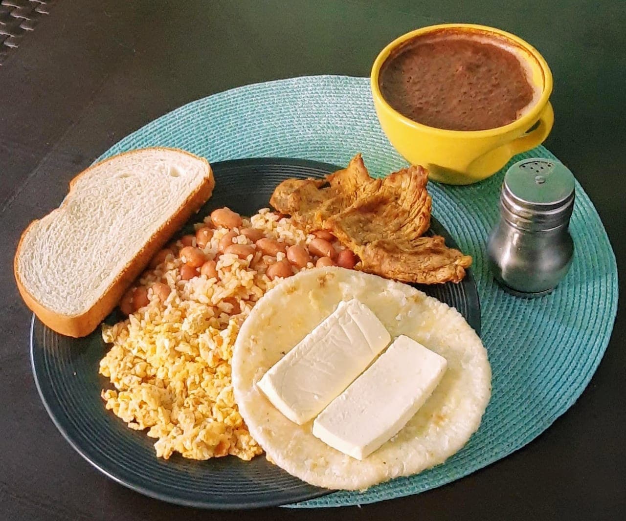 Desayuno Calentado y carne desmechada