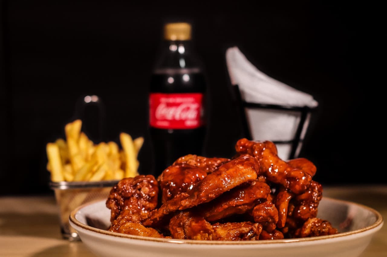 Alitas BBQ Picante y Papas a la Francesa.