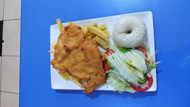 Milanesa con Papas y Ensalada + PEPSI.