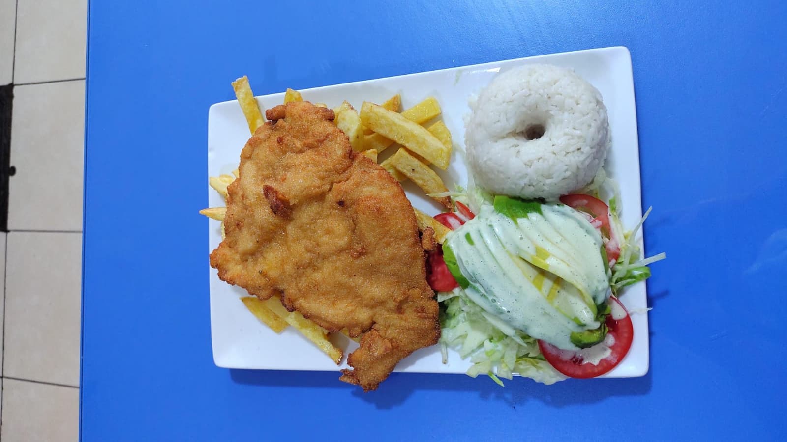 Milanesa con Papas y Ensalada + PEPSI.