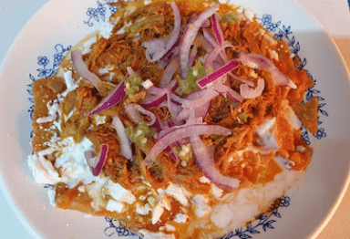 1/2 Orden de Chilaquiles con Cochinita Pibil 🐷