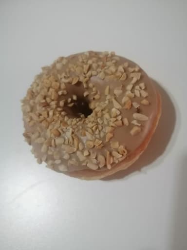 DONA CON MAPLE CON CACAHUATE