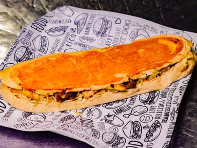 Sándwich Pollo, Lomito y Chorizo