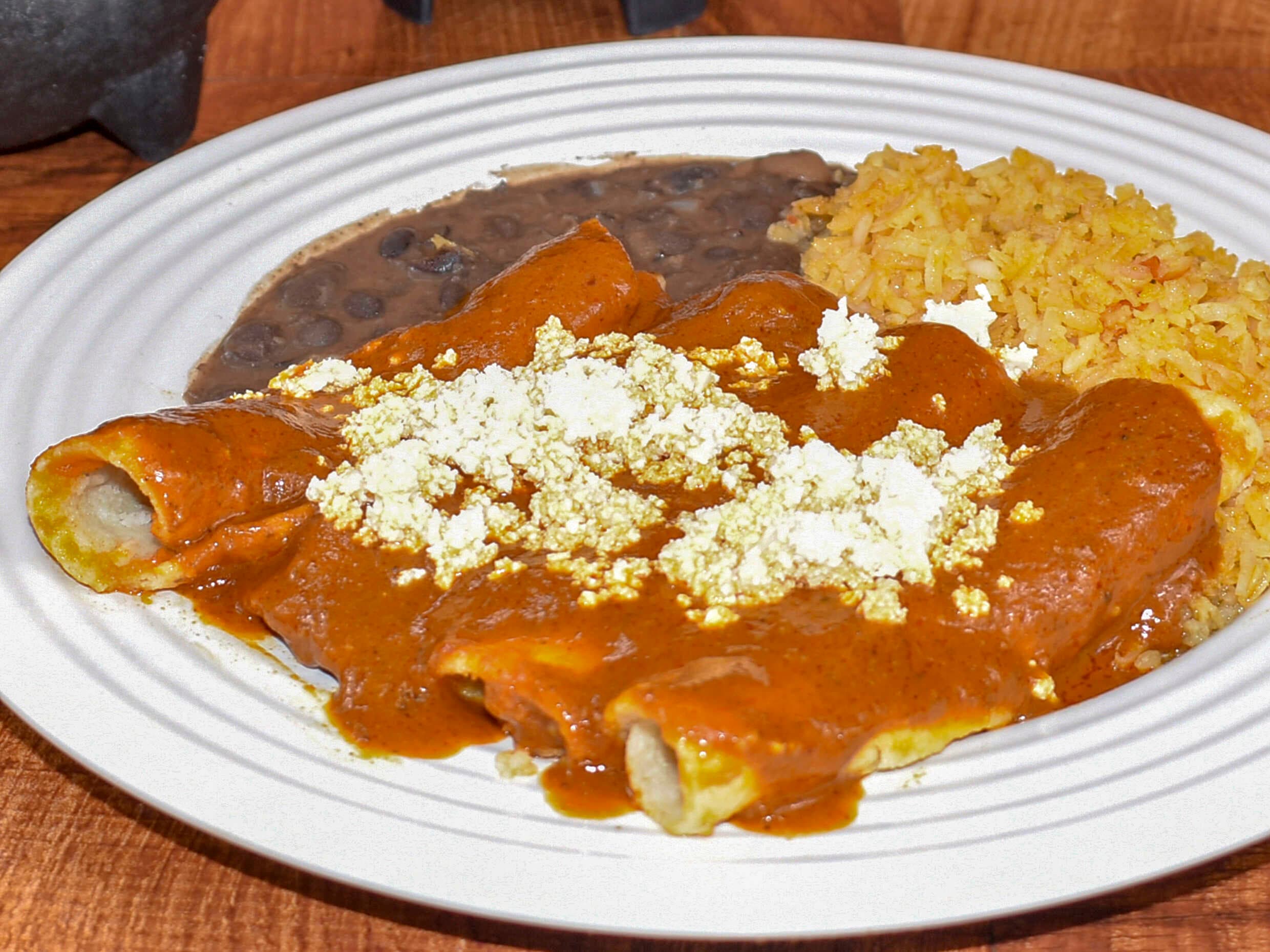 Enmoladas Gratinadas Rellenas de Pollo y Bistec