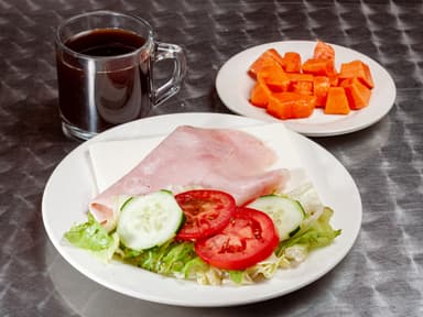 Panela Asado con Ensalada, Fruta y Café