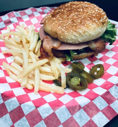 HAMBURGUESA HAWAIANA CON PAPAS