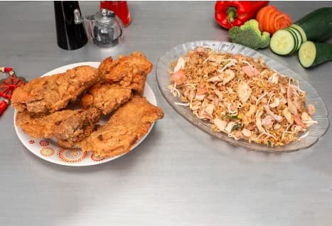 Arroz Chino Mega ChopSuey y un pollo apanado