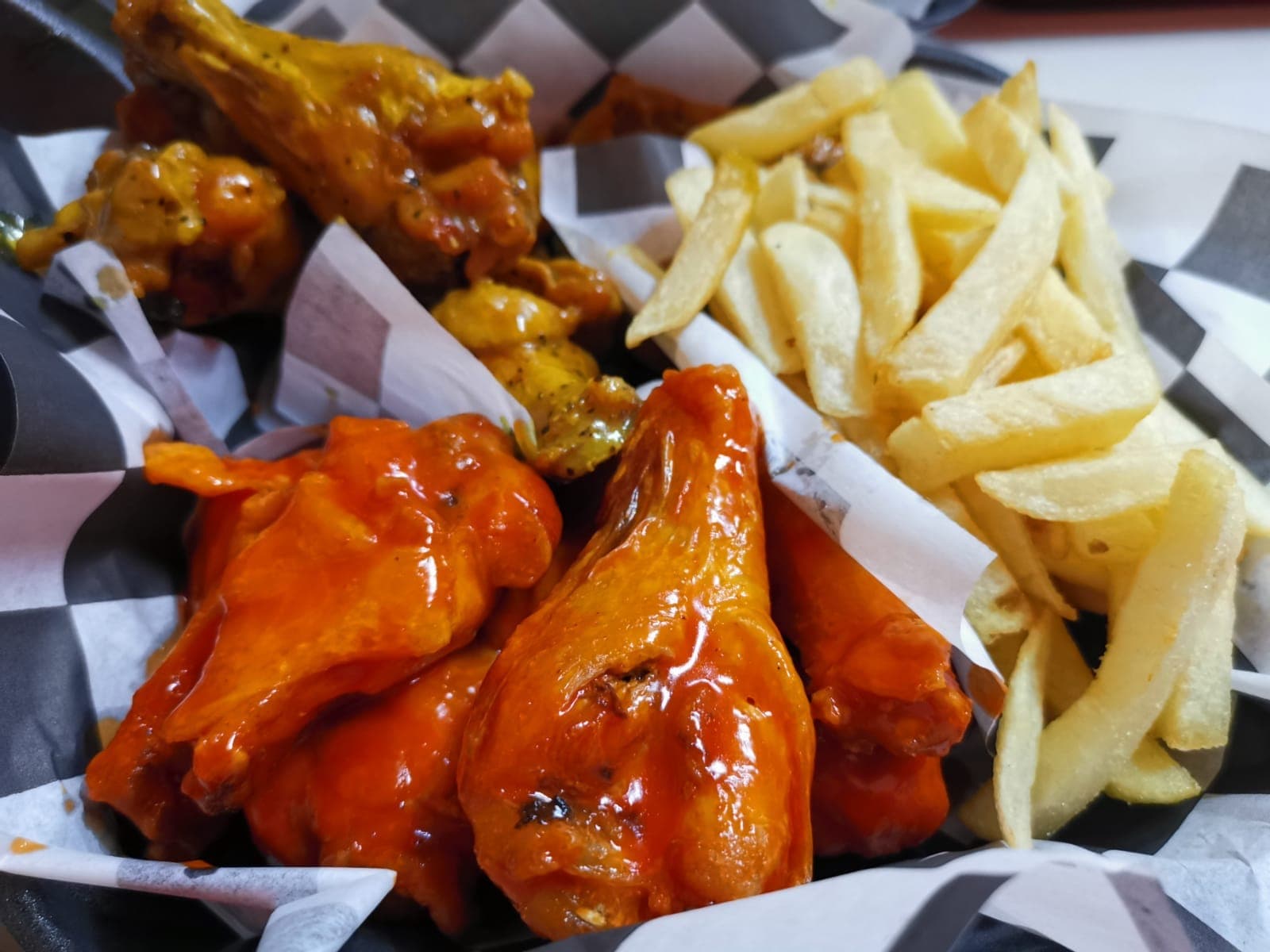 8 Alitas o Boneless o camarones