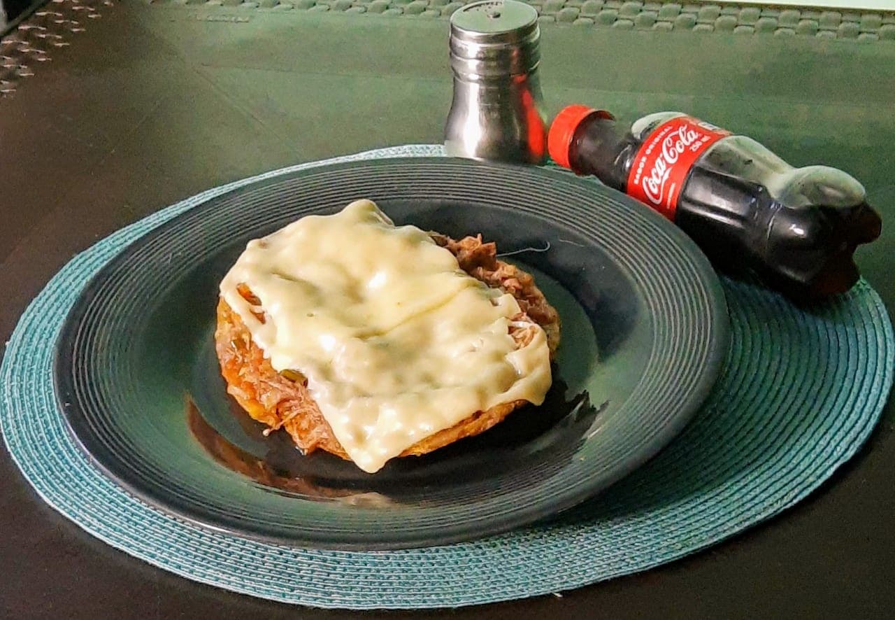 Patacón de Pollo Desmechado Gratinado