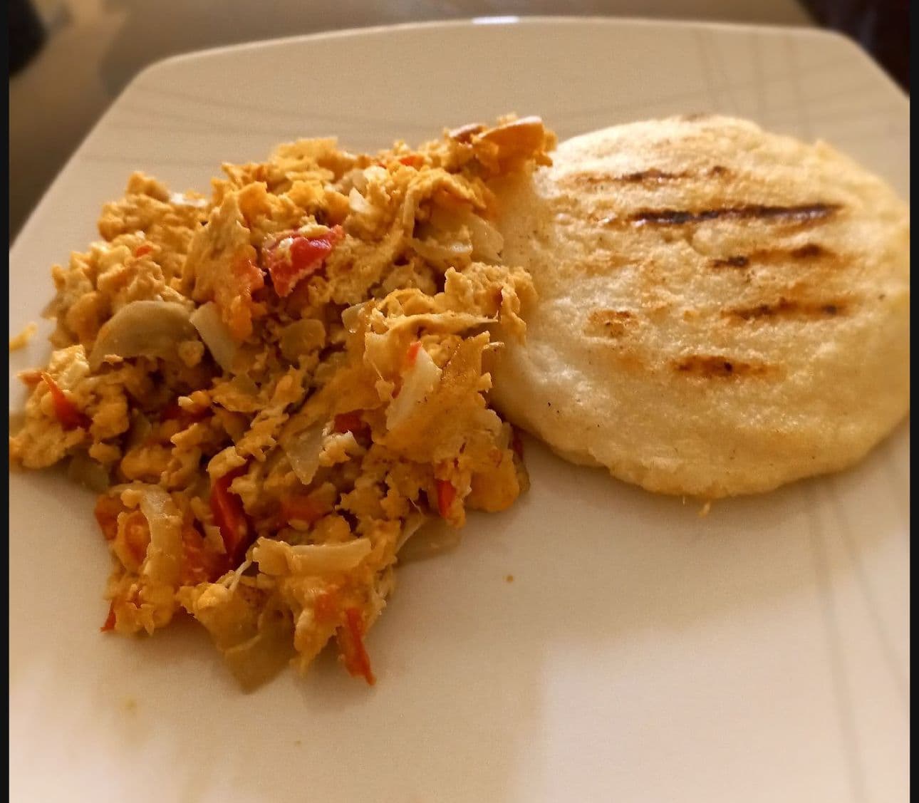Huevos Pericos con Arepa Asada + Jugo de Naranja