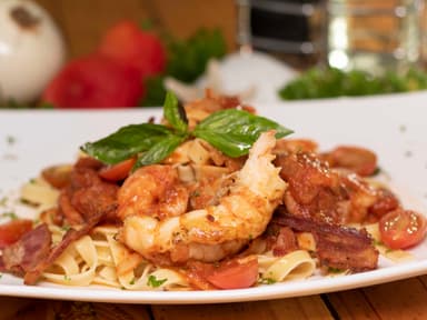 Fetuccini Amatreciana con Camarones