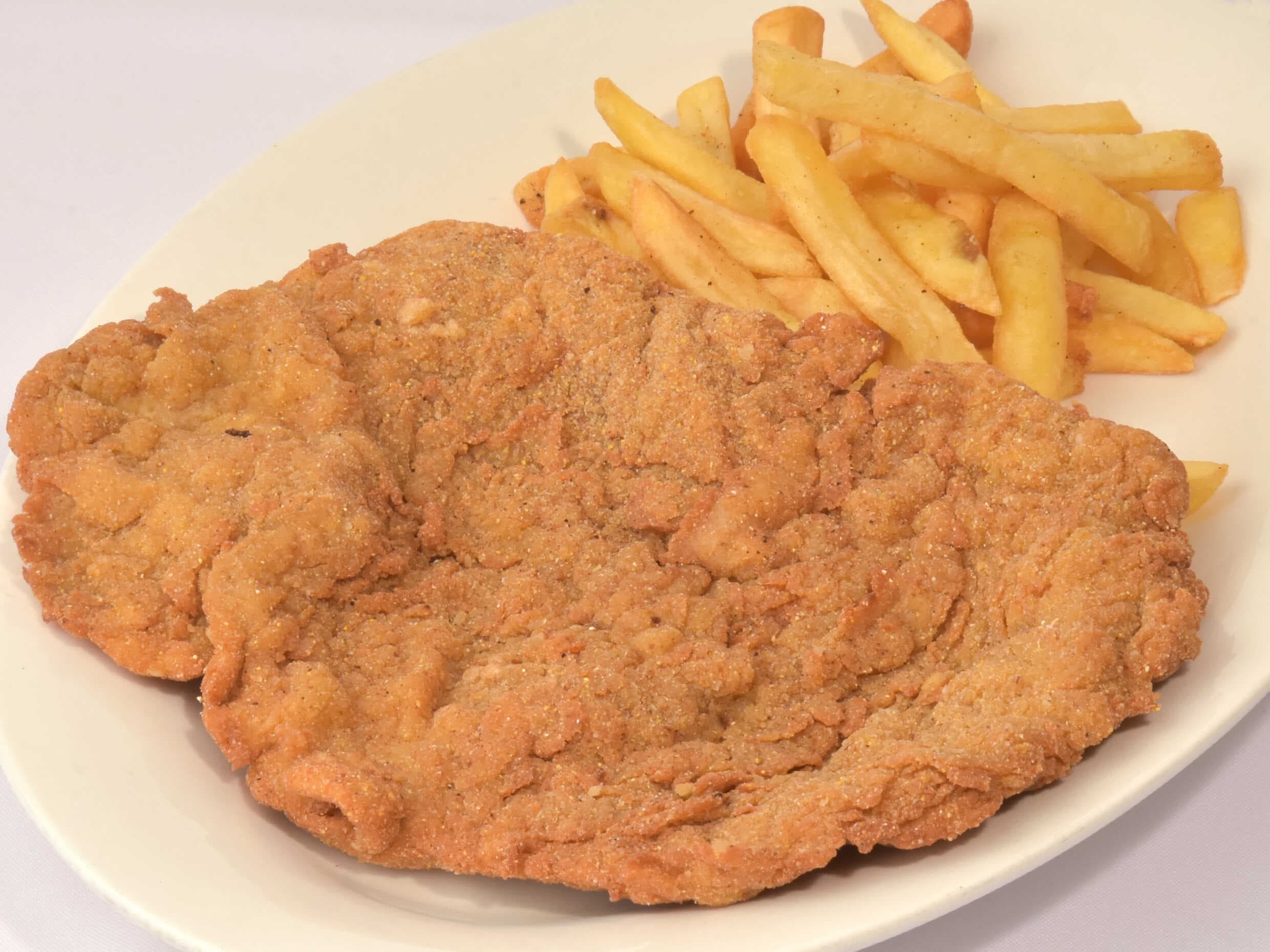 Chuleta de Cerdo Apanada con Papitas