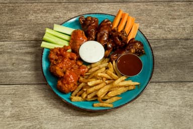 Alitas con Papas a la Francesa
