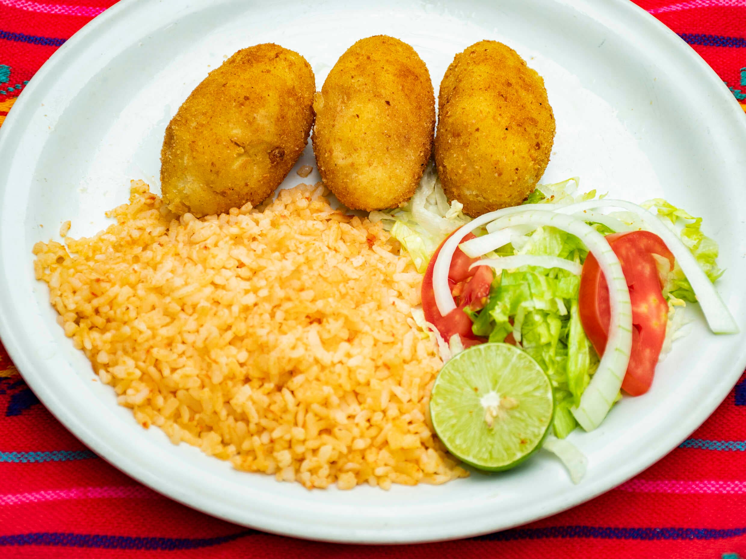 3 CROQUETAS DE ATUN CON GUARNICIONES