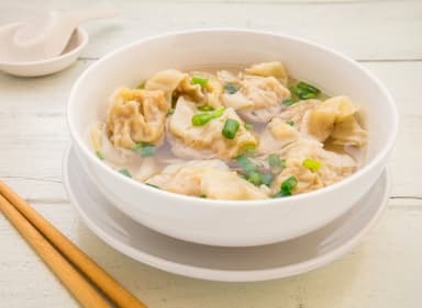 Sopa wan tan con pollo