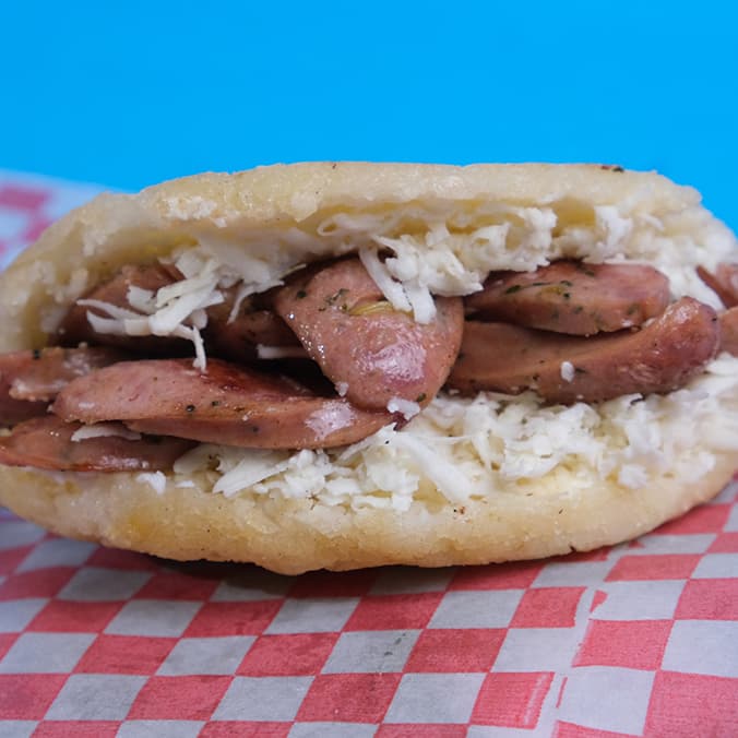 Combo Arepa con Chorizo + Jugo de Corozo 12 Onz