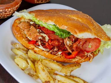 COMBO 1 MILANESA - 1 CHORIZO + Dos Aguas Gratis