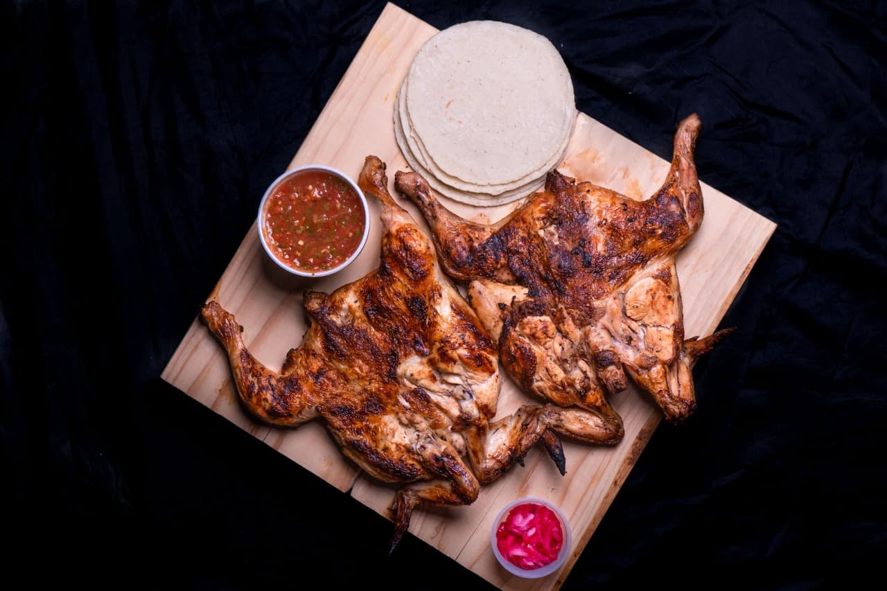 2 Pollos + 1 Soda + 4 Complementos