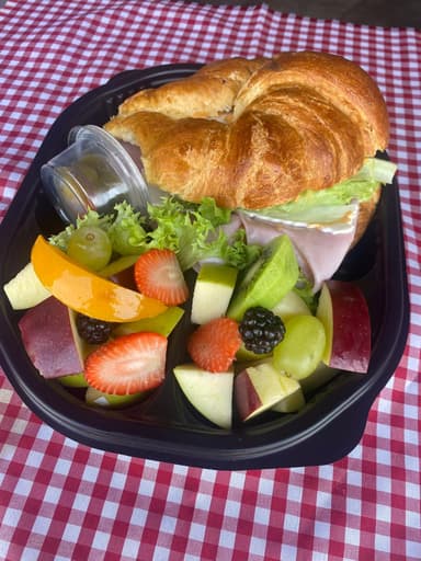Croissant de Jamon y Quesos + Ensa de Fruta