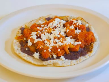 Memela de Chicharrón en Salsa