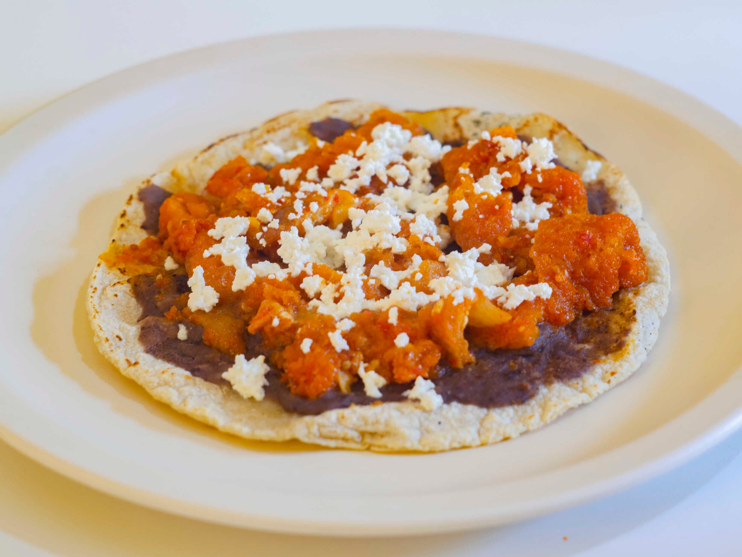 Memela de Chicharrón en Salsa