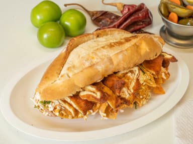 Torta la Brava con Chilaquiles y Milanesa de Pollo