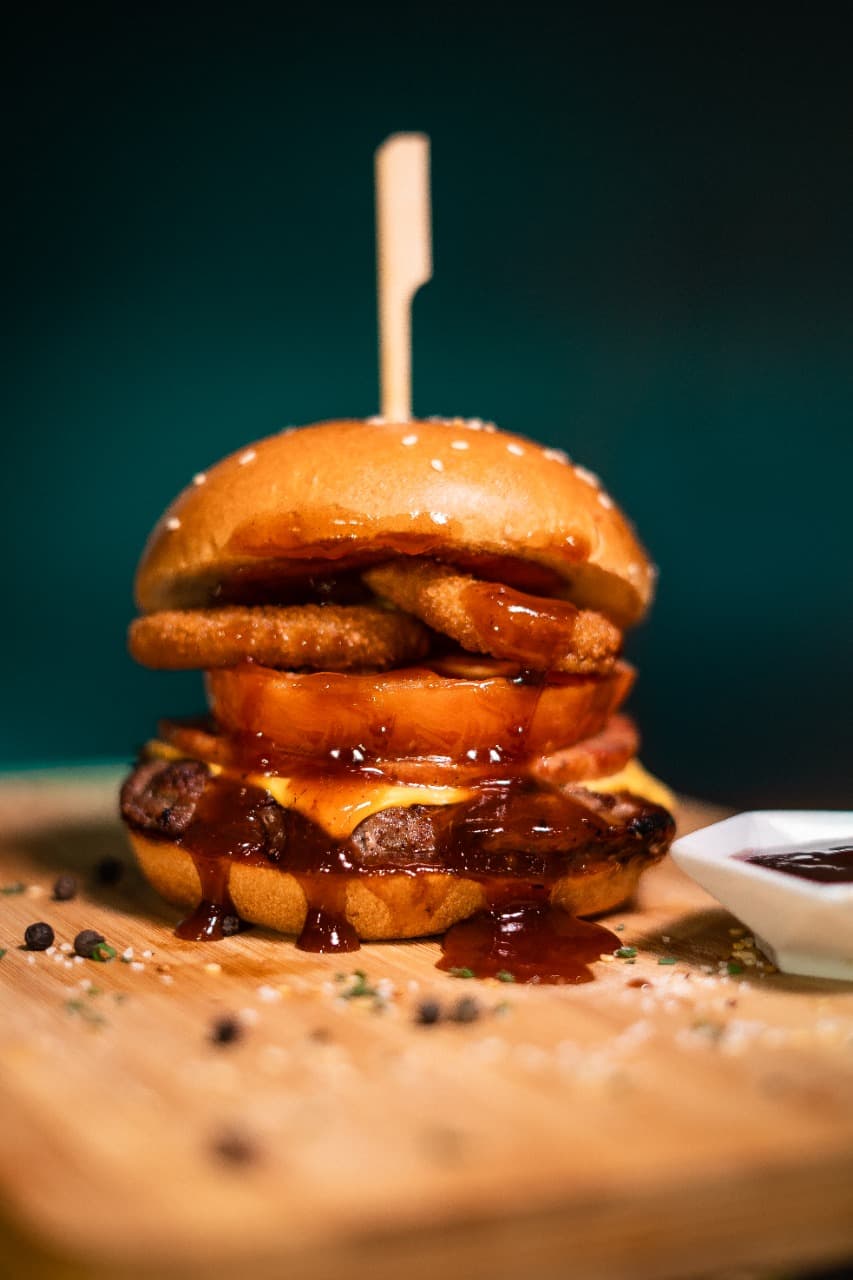 Hamburguesa Premium BBQ y Papas a la Francesa