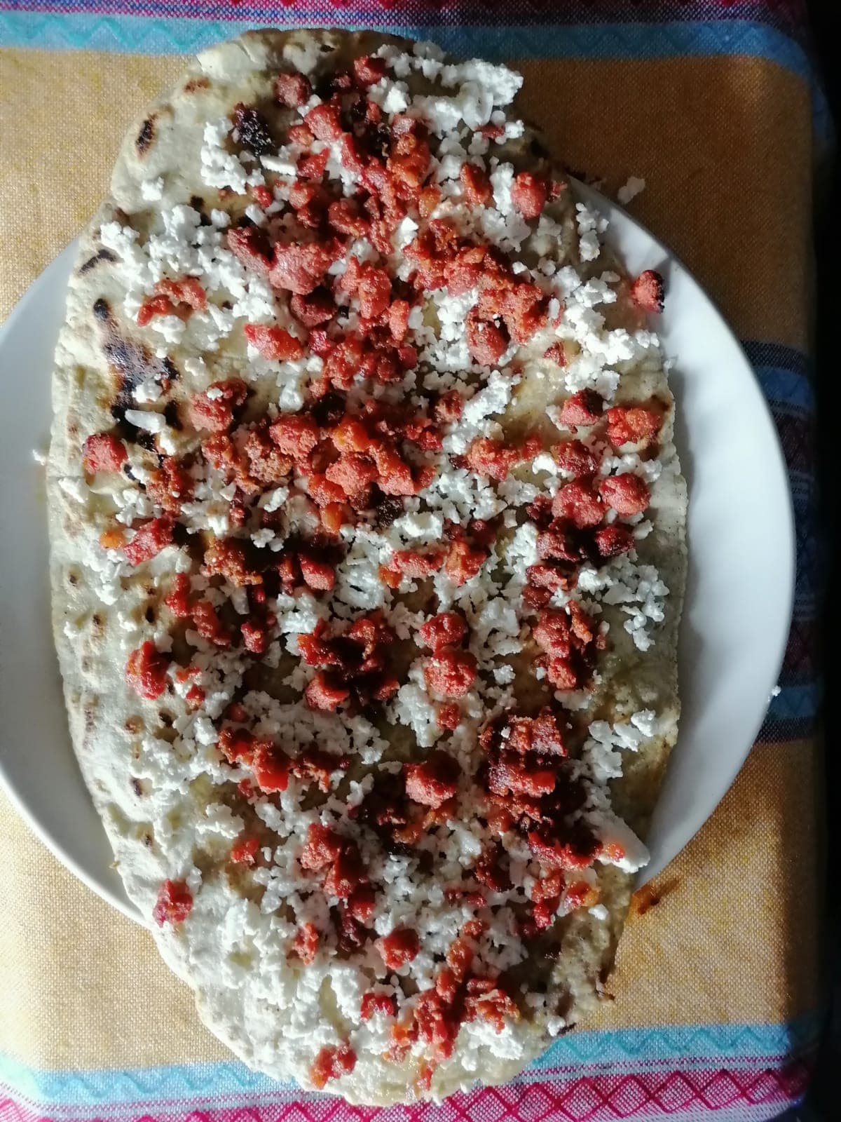 Huarache Gigante con Longaniza y quesillo