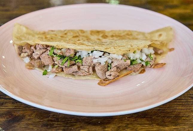 Quesadilla de harina con asada