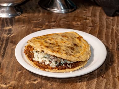 Gordita Chicharrón con Requeson