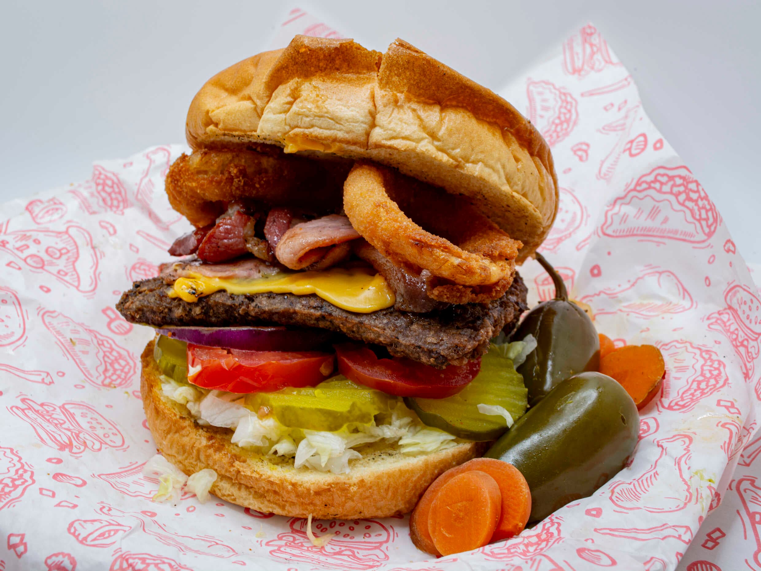 Hamburguesa con Queso, Tocino y Aros de Cebolla