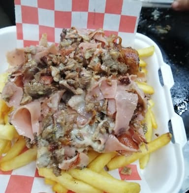 Salchipapa de Asada