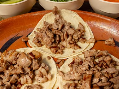 3 TACOS DE RIB EYE +1 REFRESCO O AGUA DE SABOR