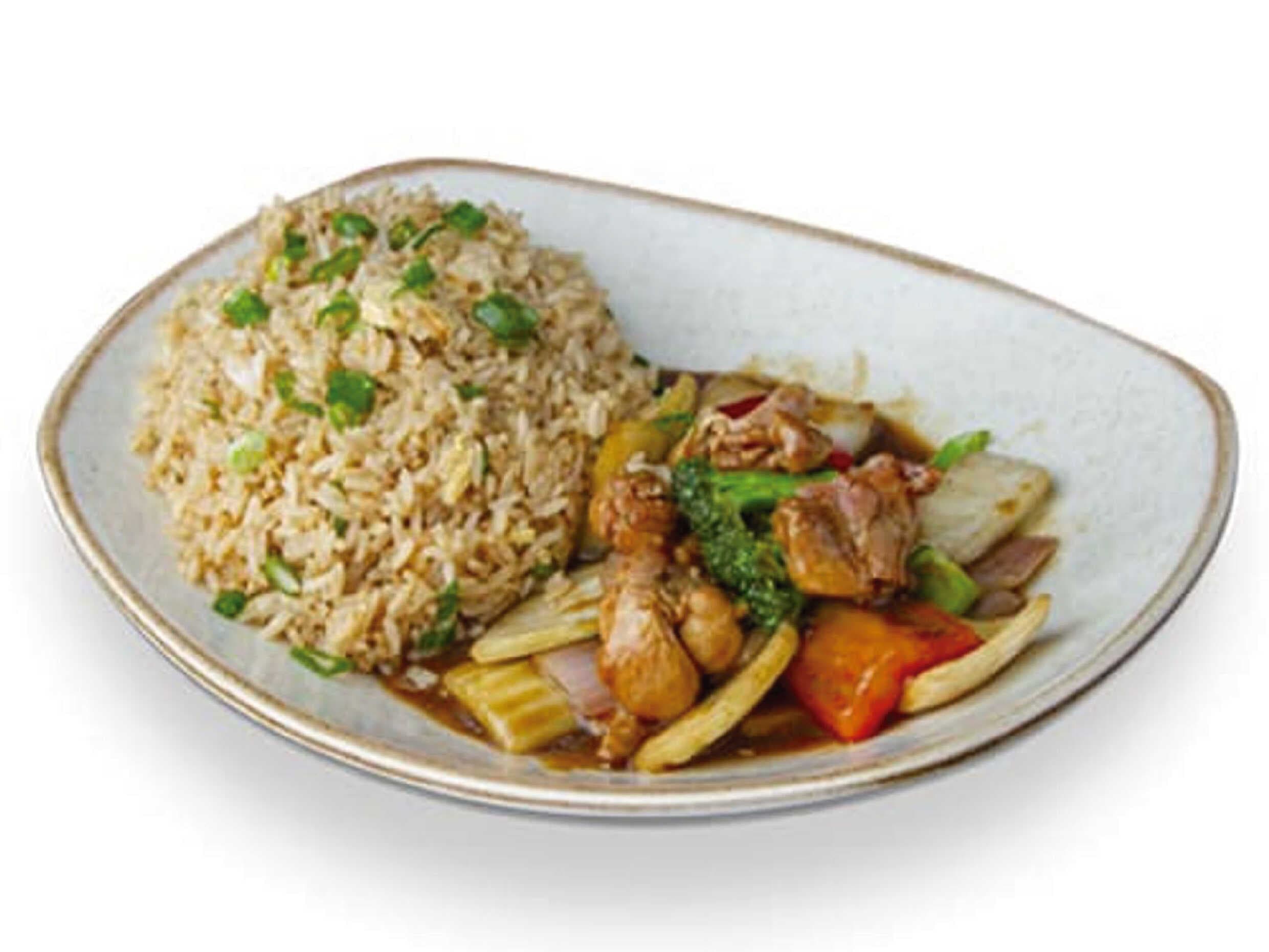 Pollo Saltado con Arroz Chaufa