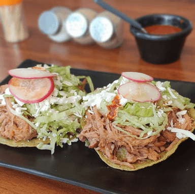 2 Tostadas con Consomé