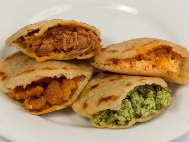 Super Combo 1: 3 Gorditas + Coca o Agua Fresca