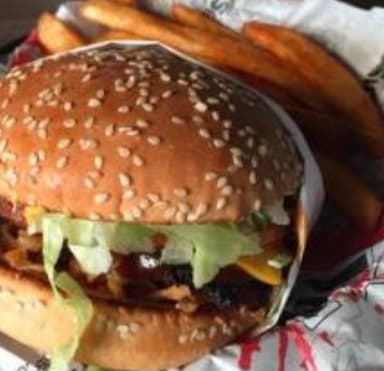 Rock Special Burger + Papas + Agua fresca 1/2 L.
