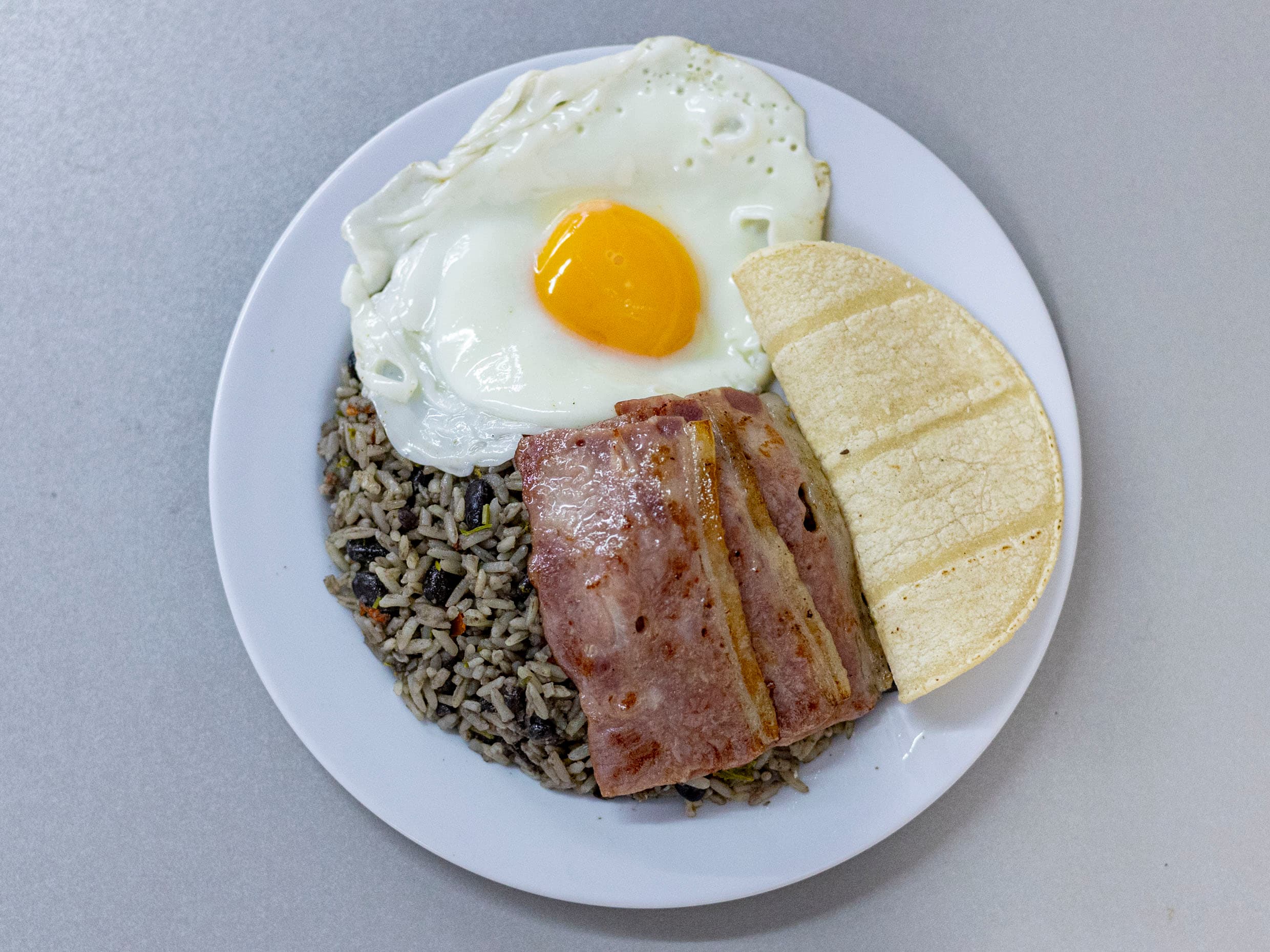 Gallo Pinto Con Huevo y Tocino