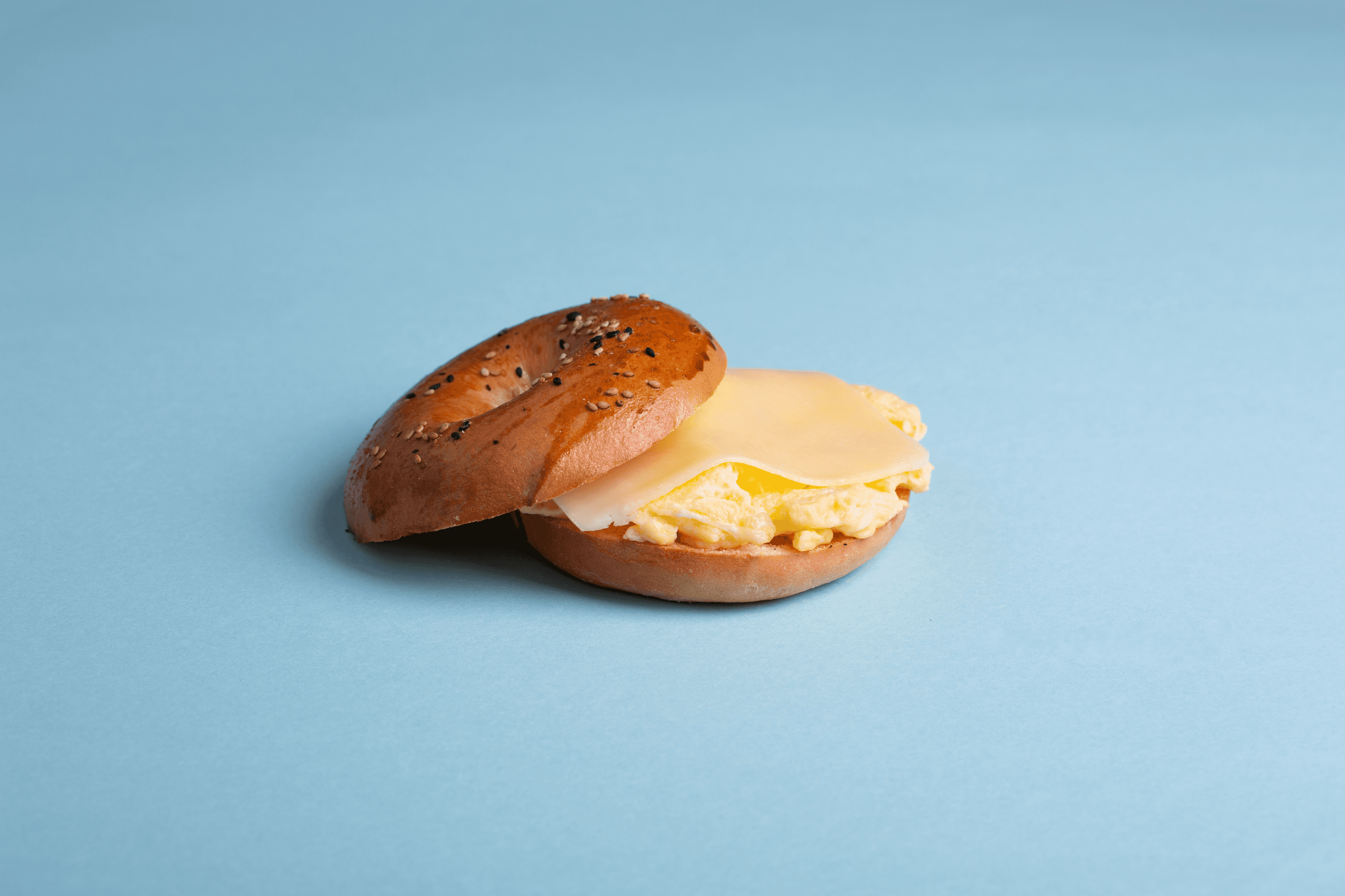 Sándwich Bagel de Huevo y Queso
