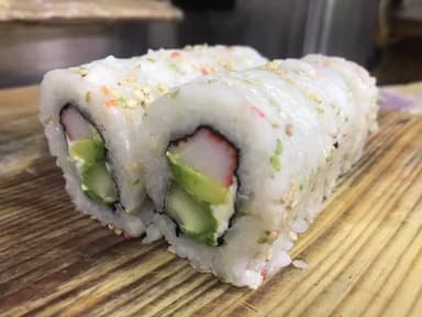 California de surimi ( ajonjoli por fuera )