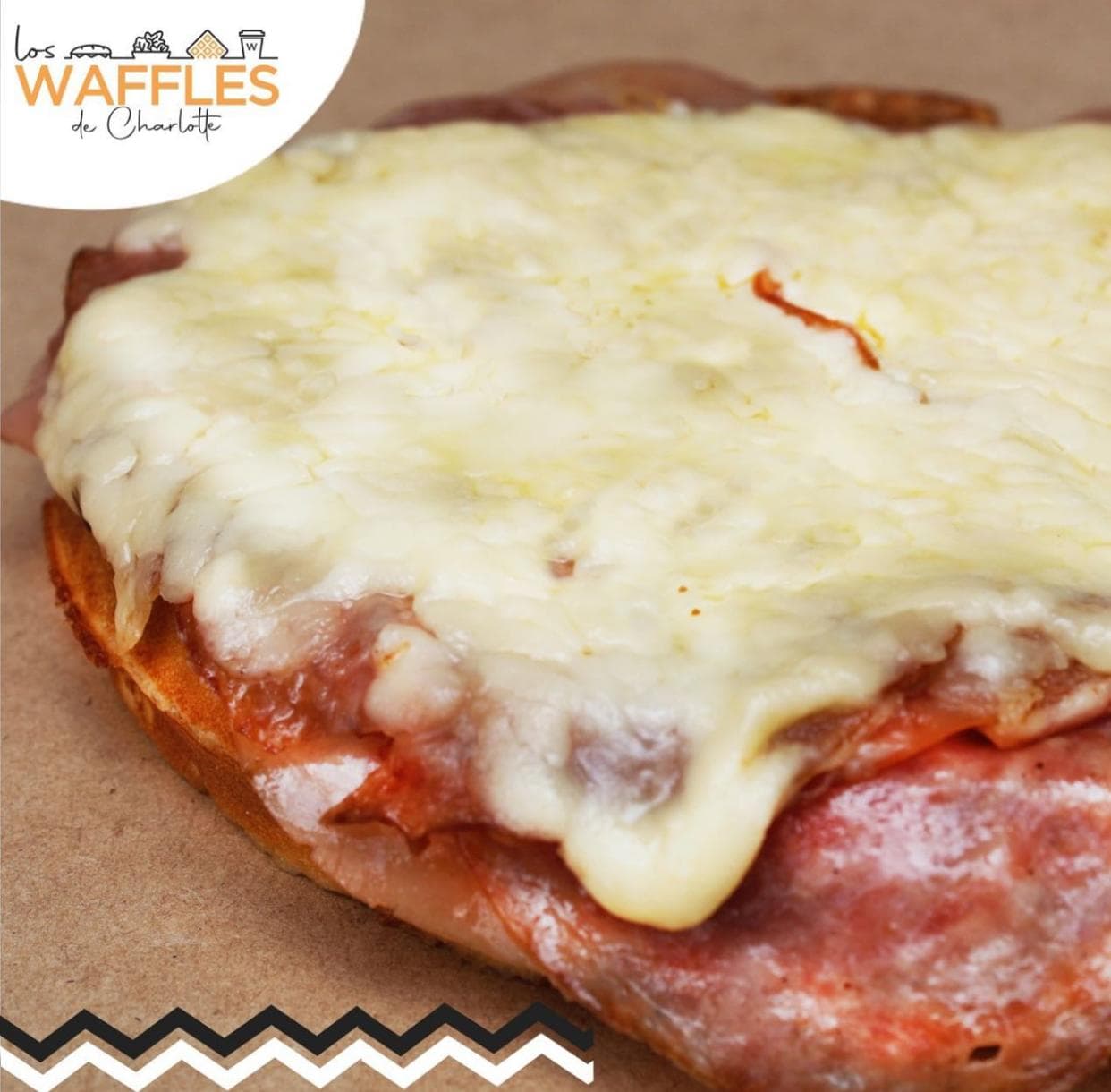 Waffle con Jamón y Queso Mozzarella